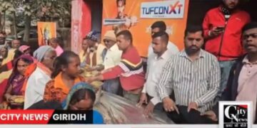 JMM leader Bharat Yadav distributed blankets to the needy at Baba Dukhharnath temple, service continued with Khichdi Prasad