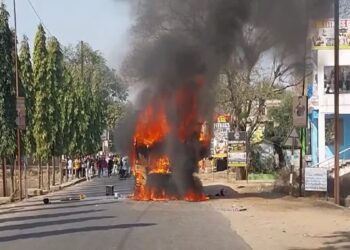 A major road accident took place in Giridih, a child died, angry people set the truck on fire