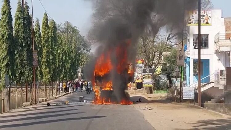 A major road accident took place in Giridih, a child died, angry people set the truck on fire