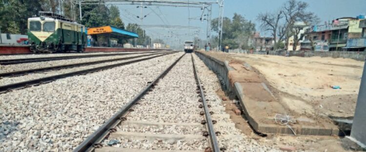 An unidentified woman was found injured near the railway crossing near Giridih railway station
