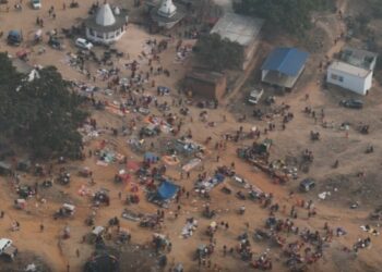 On Mauni Amavasya, a huge crowd of devotees gathered on the banks of the Barakar river, and prayers and charity were organised at the Shiva temple