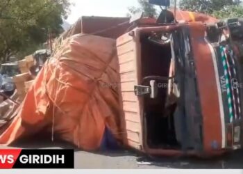 sharab se bhara truck palta