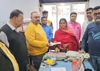After the death of a bus driver in Prayagraj, financial assistance was provided to the family of the deceased by the owner of Dilip Motors in the presence of the district committee of JLKM