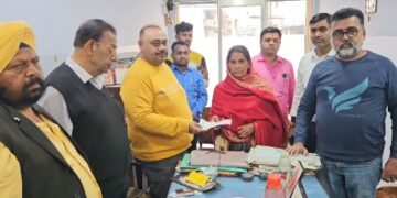 After the death of a bus driver in Prayagraj, financial assistance was provided to the family of the deceased by the owner of Dilip Motors in the presence of the district committee of JLKM