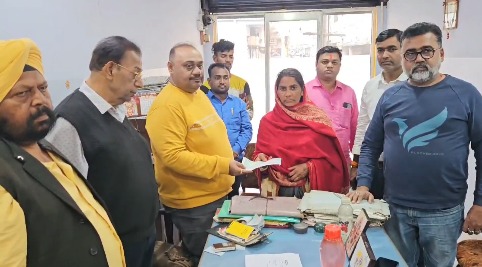 After the death of a bus driver in Prayagraj, financial assistance was provided to the family of the deceased by the owner of Dilip Motors in the presence of the district committee of JLKM