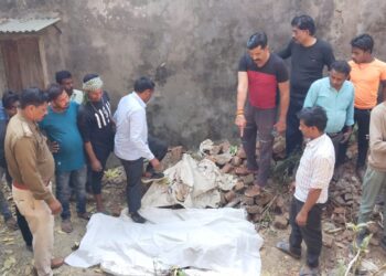 Giridih News: Sensation due to finding an unknown dead body in Panchamba, family members suspected murder, police engaged in investigation