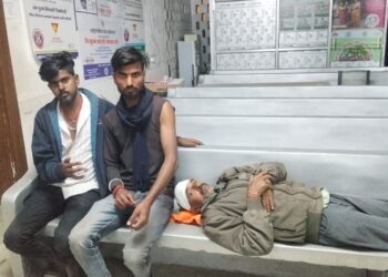 Clashes broke out during idol immersion in Bangabad, three people injured
