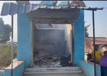 A huge fire broke out in a grocery store, property worth Rs 6 lakhs reduced to ashes