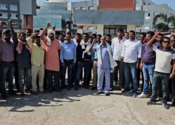 Liquor shop workers in Giridih
