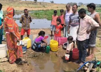 50 families in Harijan Tola, Karbala Road are craving for every drop of water in the scorching heat