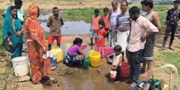 50 families in Harijan Tola, Karbala Road are craving for every drop of water in the scorching heat