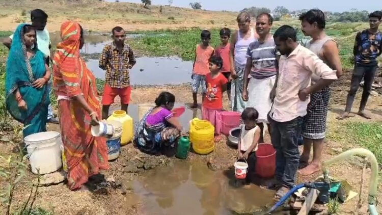 50 families in Harijan Tola, Karbala Road are craving for every drop of water in the scorching heat