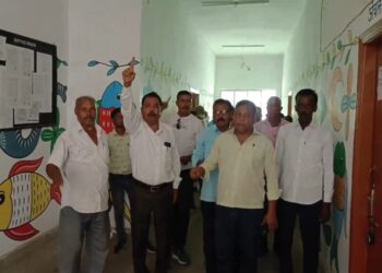 Villagers angry with the working style of Gandey Zonal Office created a ruckus and warned of a lockout