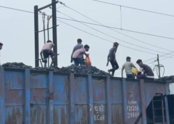 Coal theft in 'Gunda' style in Giridih! Filmy action of thieves climbing on a moving goods train