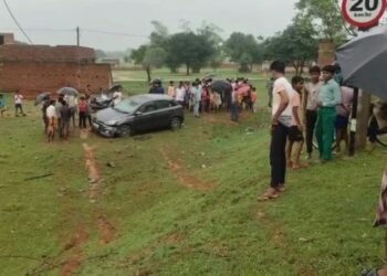 The car fell into a ditch while trying to save the children; the bank cashier had a narrow escape