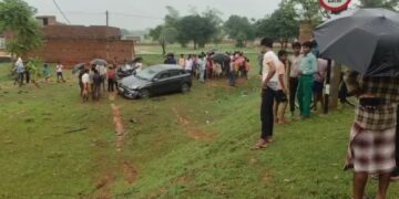 The car fell into a ditch while trying to save the children; the bank cashier had a narrow escape