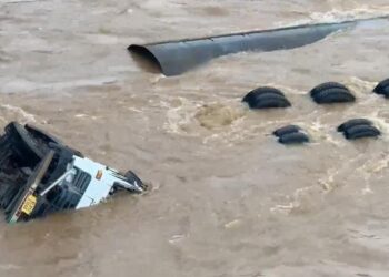 A cargo trailer fell into the Barakar river the driver got stuck in the strong current
