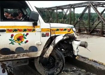 High speed pickup van crashes on Barakar bridge, driver narrowly escapes