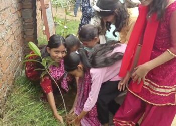 poudha lgate hue bachche