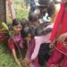 poudha lgate hue bachche