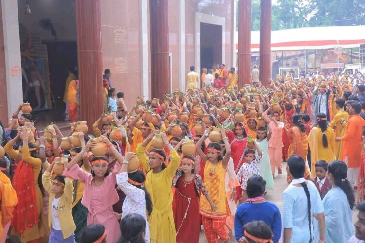 Pachmba me bhavy kalash yatra