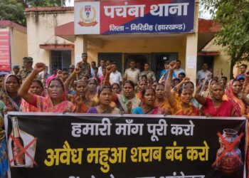 Giridih News कल्याणडीह में अवैध महुआ शराब के खिलाफ महिलाओं का आक्रोश, पचंबा थाना का किया घेराव, आंदोलन की चेतावनी