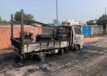 पटना से गिरिडीह आ रही सीएनजी टाटा मैजिक में लगी भीषण आग