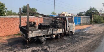 पटना से गिरिडीह आ रही सीएनजी टाटा मैजिक में लगी भीषण आग