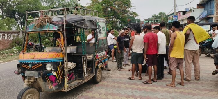 शादी से लौट रहे लोगों के ऑटो और बाइक की टक्कर