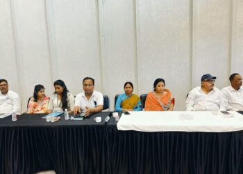 Shweta Sharma interacts with JMM leaders and workers in Giridih.