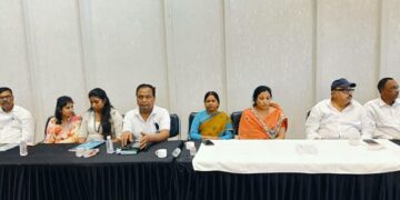 Shweta Sharma interacts with JMM leaders and workers in Giridih.