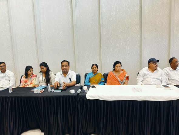 Shweta Sharma interacts with JMM leaders and workers in Giridih.